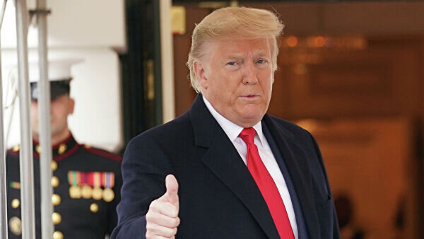 До́нальд Джон Трамп , 45-й Президент США.