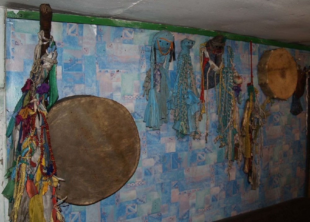 Инструменты сибирского шамана. Фото "Википедия"