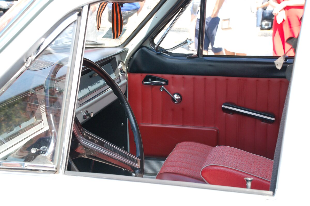 До 1977 года салон у седанов был шестиместным.