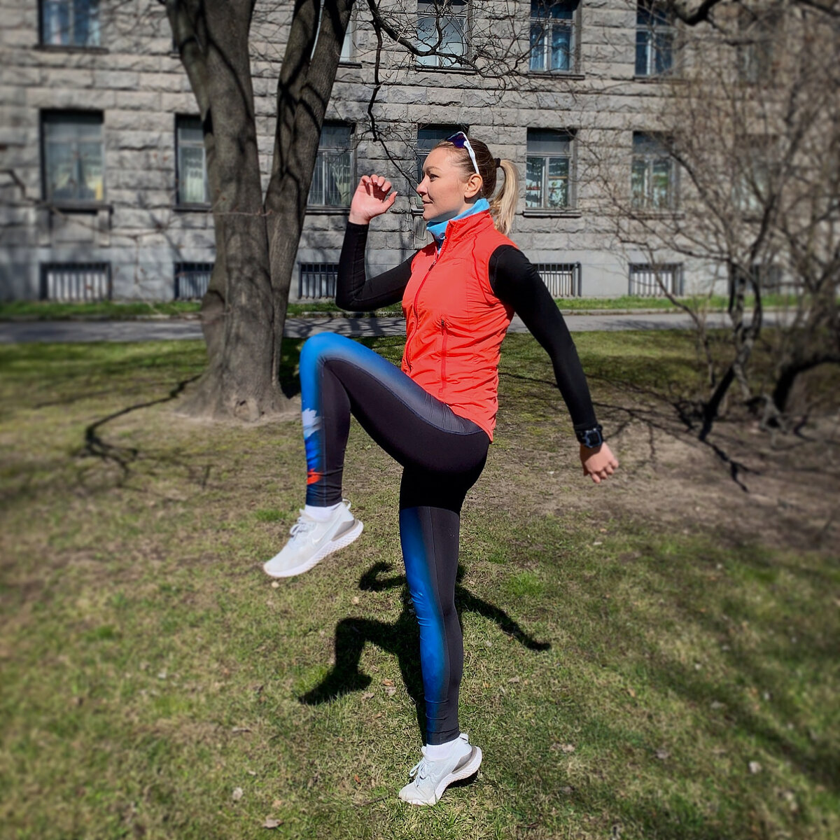 На фото: выпрыгивания на одной ноге.