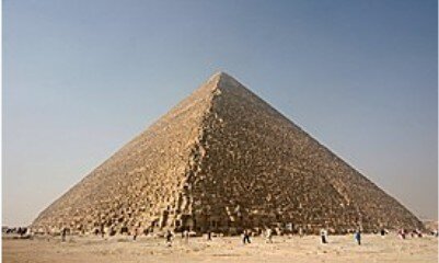 Пирамида Хеопса (Великая пирамида Гизы) — крупнейшая из египетских пирамид, памятник архитектурного искусства Древнего Египта; единственное из «Семи чудес света», сохранившееся до наших дней, и самое древнее из них: её возраст оценивается примерно в 4500 лет.