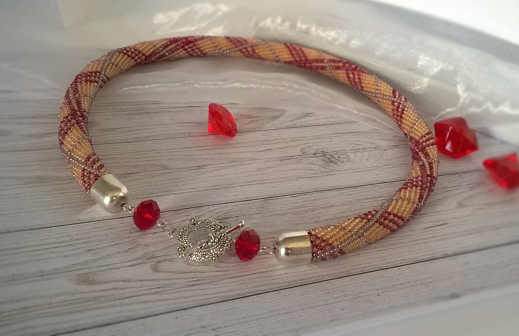 Чокер в персиковых тонах