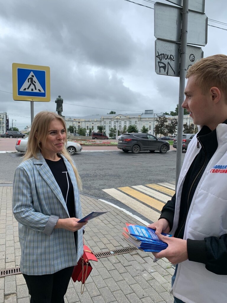 В Твери на улицах раздавали Конституцию
