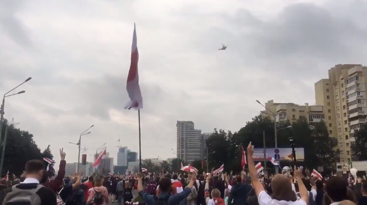 Протестующие в Минске, и вертолет Лукашенко.