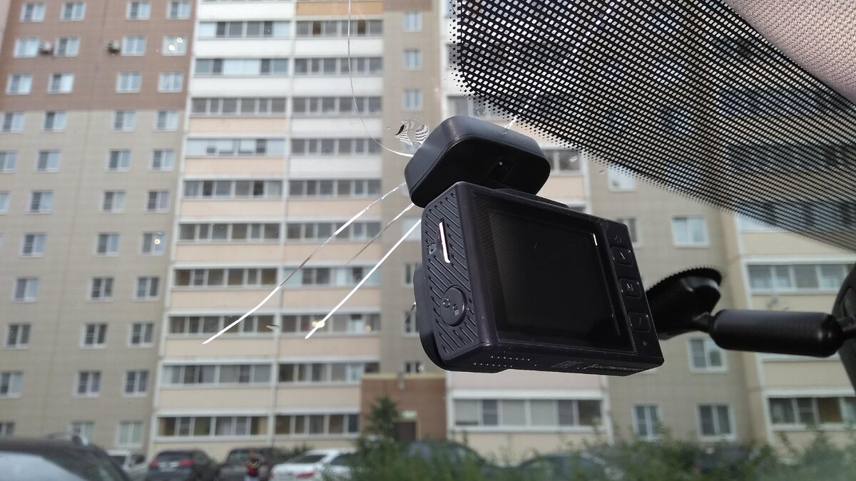 Моё треснувшее стекло в районе крепления видеорегистратора