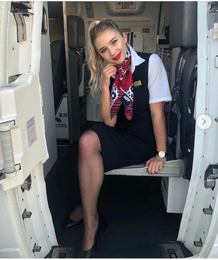 стюардесса на борту самолета, на своем рабочем месте