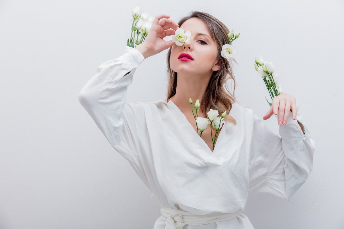 Простое белое платье считается знаком того, что в Вашей жизни начинается белая полоса.