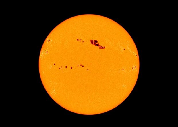 Солнечные пятна кажутся темными на фоне поверхности Солнца. фото: SOHO (ESA & NASA)