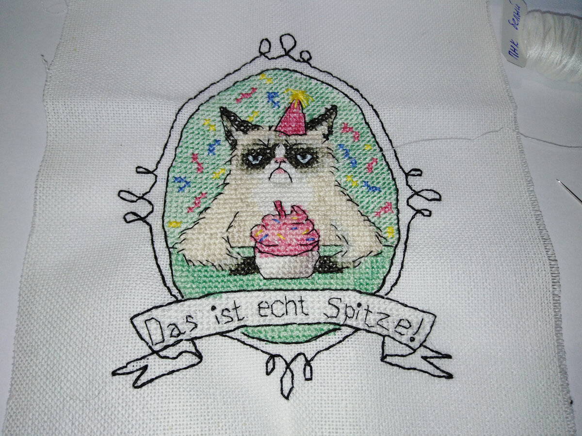 Вот я стала пробовать вышивать усы и увидела, что толку от нитки особого нет.