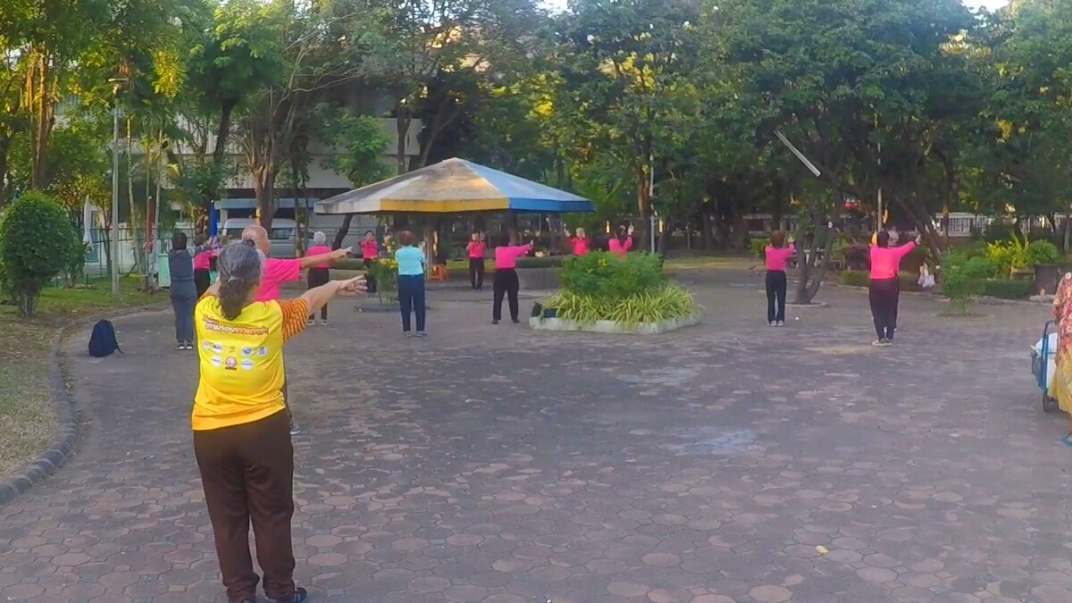 Пожилые тайцы занимаются спортом