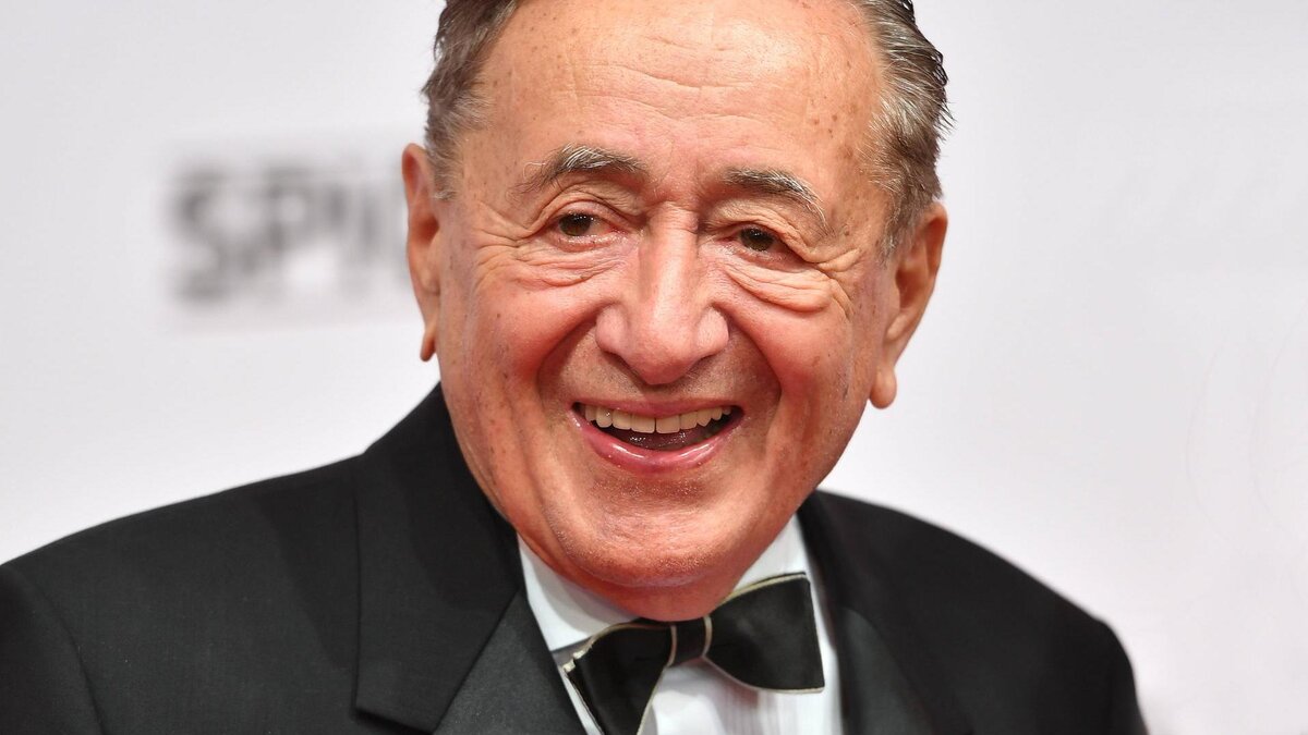 87 летний миллиардер.