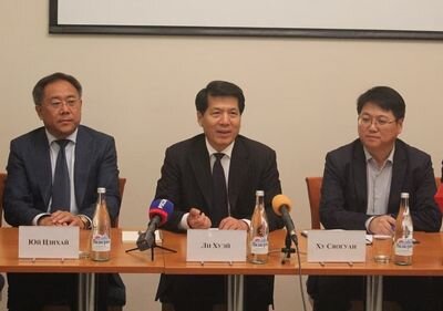 Чрезвычайный и Полномочный Посол Китайской Народной Республики в Российской Федерации в 2009-2019 годах господин Ли Хуэй по время встречи с представителями СМИ в Республике Калмыкия. Источник фотографии: официальный сайт Посольства КНР в РФ.