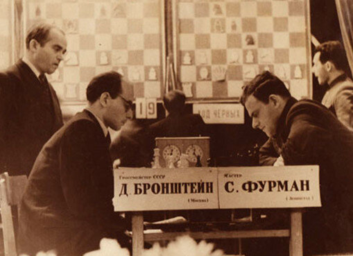 
 16-е первенство СССР, Москва 1948. За партией наблюдает Сало Флор.