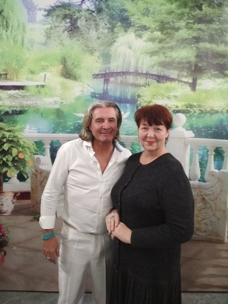 Фото из личного альбома. 2019 год. Городской дом культуры. Я с французским шансонье Рене де ля Гардом. 