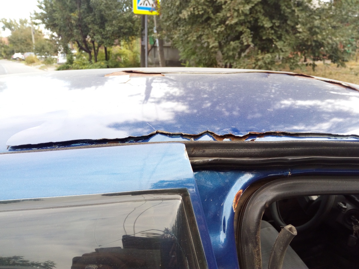 Наша многострадальная крыша, посередине она и так треснула и вздувалась, но вот теперь, все треснуло и с краю...