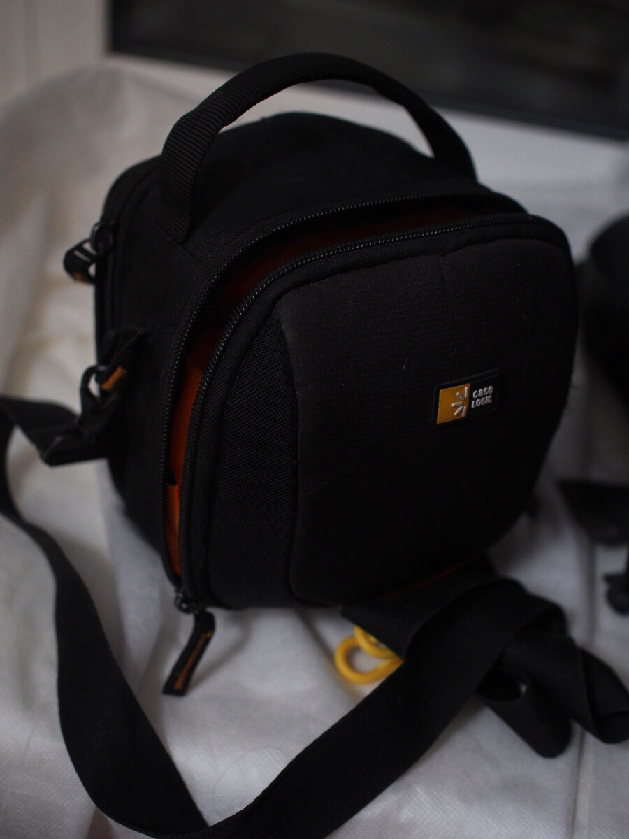 Небольшая, но удобная и прочная фотосумка под беззеркалку мою