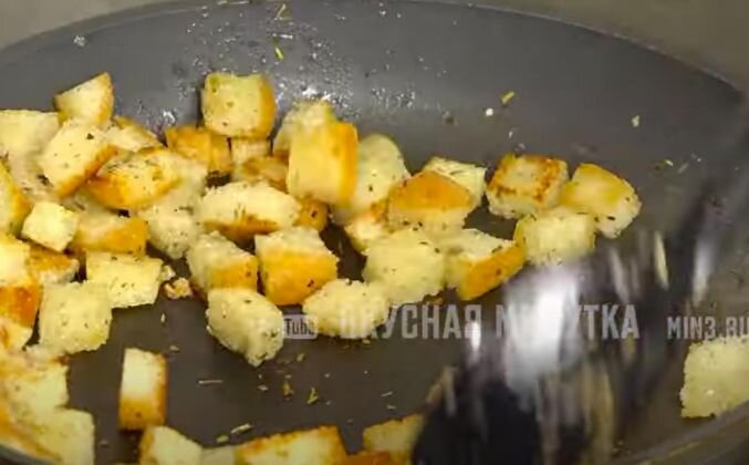 1. Нарезаем хлеб в разогретое масло добавляю тимьян, у меня сухой и выкладываю кусочки хлеба, обжаривают до золотистого цвета.