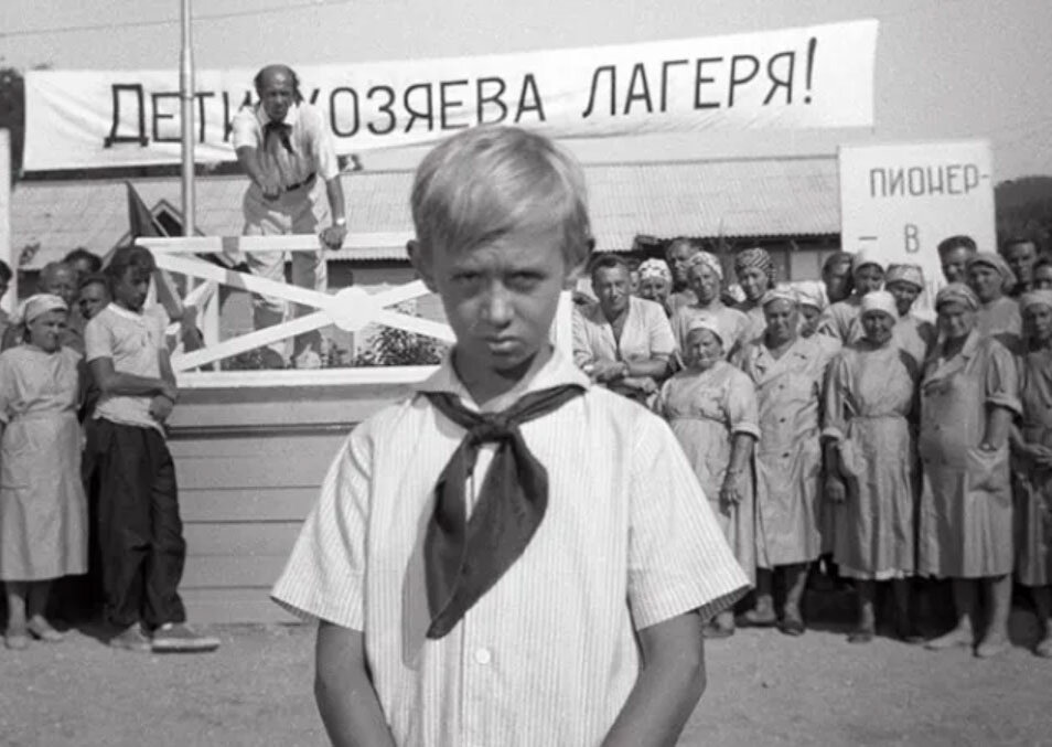 Сегодня многие дети едут на каникулах в летние лагеря. После чего пишут в мессенджерах своим родителям, что там плохие условия и требуют забрать их обратно в город. И в этом они далеко не оригинальны.-3