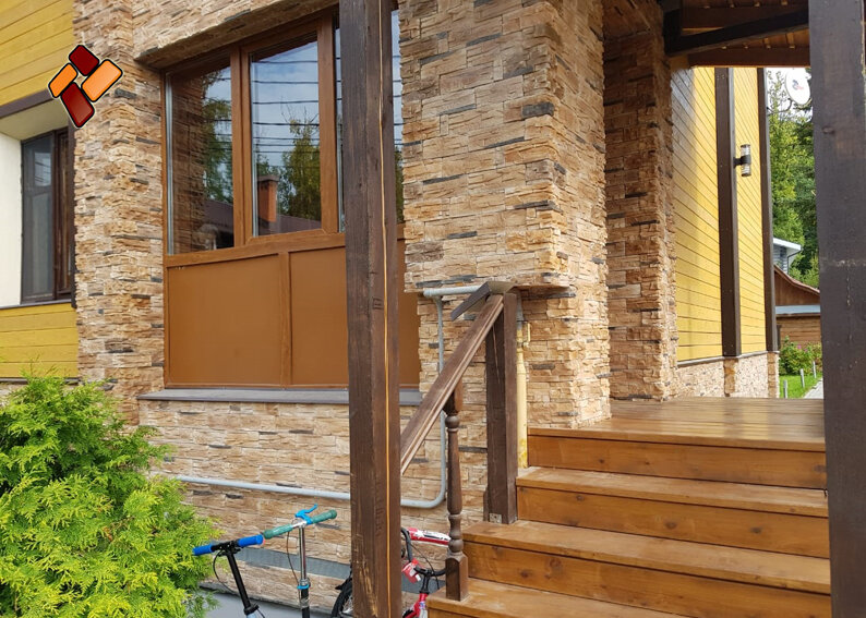 Красивое крыльцо загородного дома  - декоративный камень "Альпийский сланец"