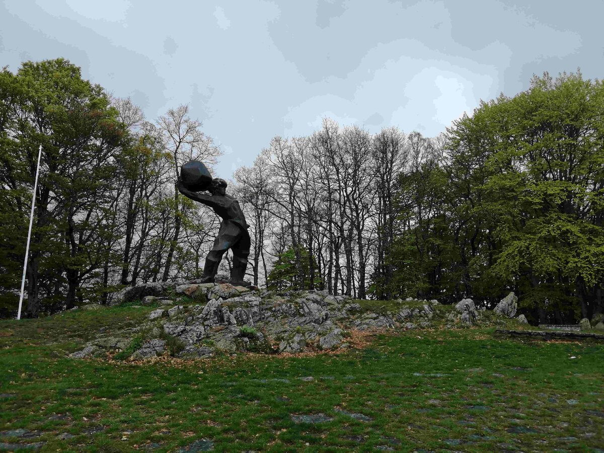 Памятники посвященные событиям - место боев - Мечкин камень (фото автора)