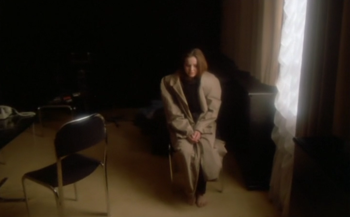 Алика в номере отеля "Таврида". На фоне звучит группа Браво. Скриншот из фильма "Асса"