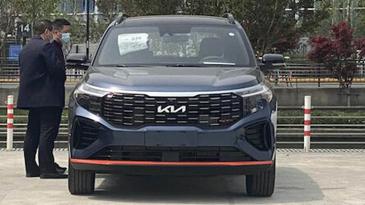 Первые живые фотографии автомобиля, сделанные в ходе подготовки стенда Kia к выставке, опубликовали накануне его презентации на автосалоне в Шанхае.

