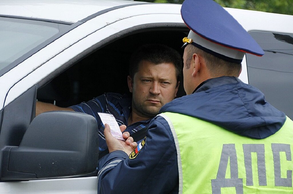 Инспектор ГИБДД хочет оштрафовать за то, что водитель не пропустил пешехода на зебре - фото с сервиса Яндекс.Картинки