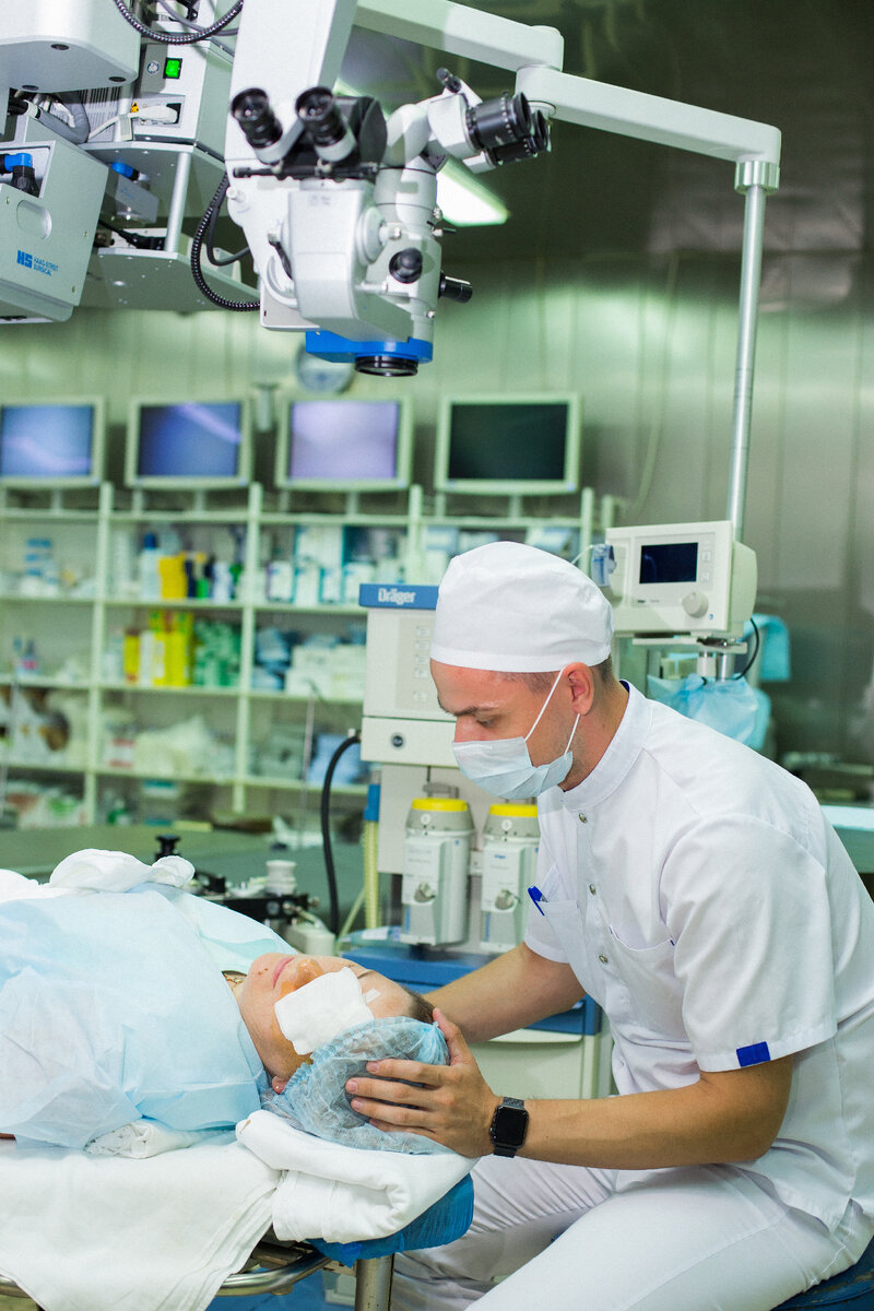 На фото: врач анестезиолог-реаниматолог, Романов Александр Валерьевич