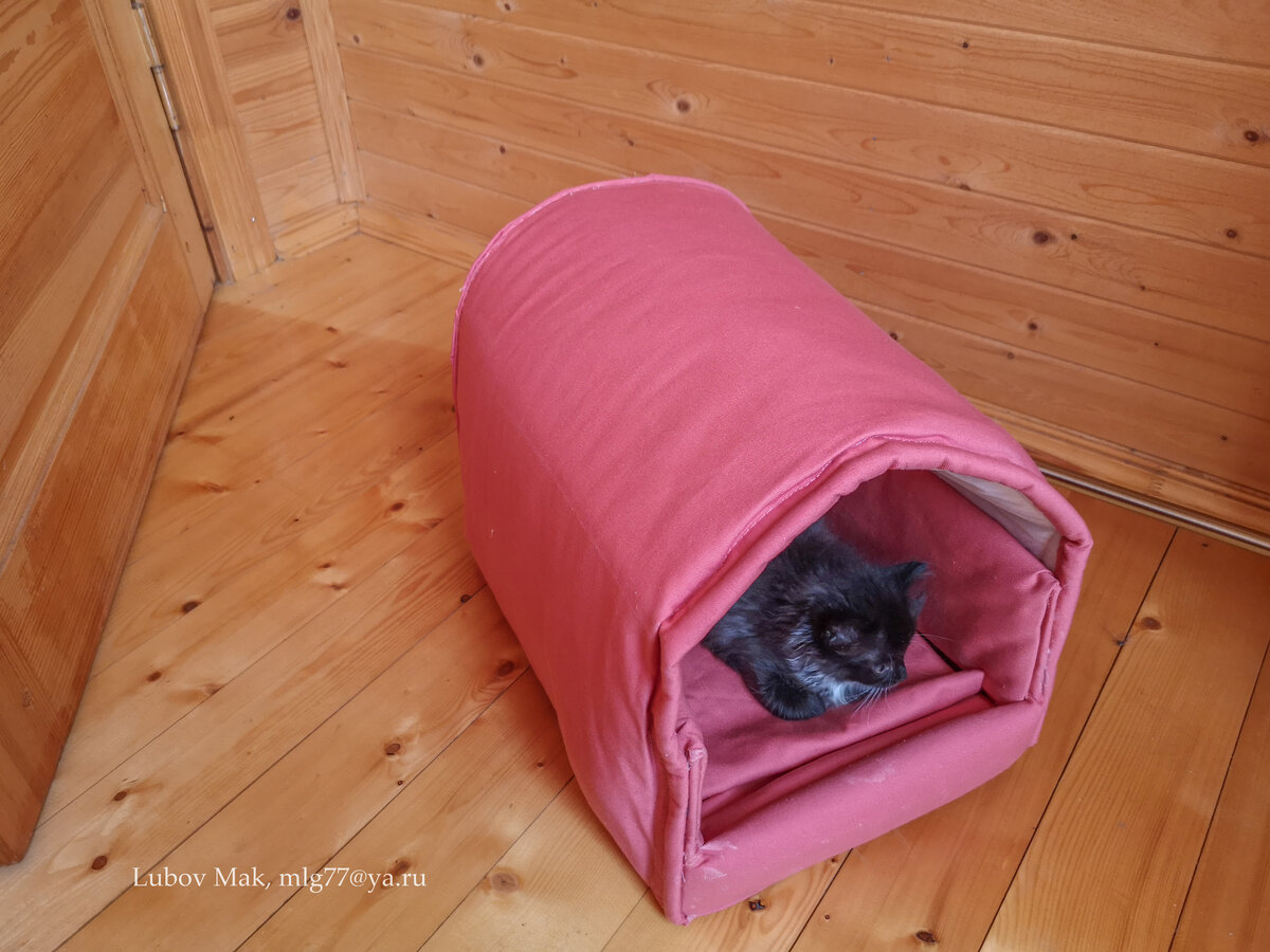 В основном спала в нем на даче, когда было холодно и домик я поставила на диван.