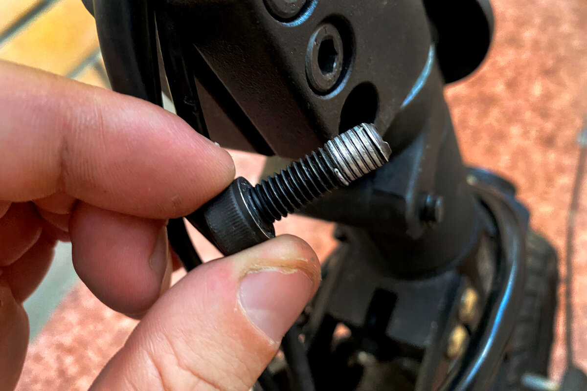 Резьба из хомута осталась на болте.