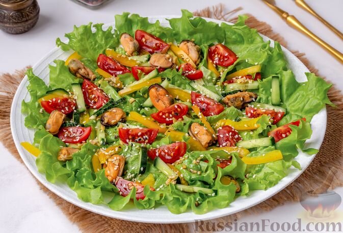 мидии, помидоры, перец болгарский желтый, огурцы, листья салата, кунжут, чеснок, соус соевый, сок лимона, масло растительное, соль, перец чёрный молотый, сахар