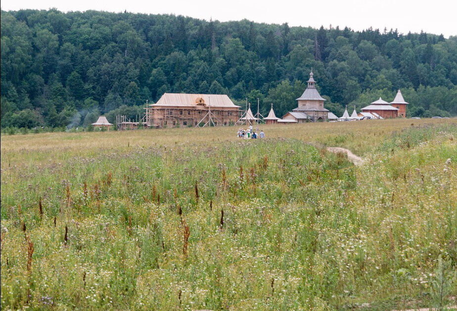Панорама Гремячих ключей со зданиями Паломнического центра (под покровительством Троице-Сергиевой Лавры). Позади водоносная круча над речкой Вондигой