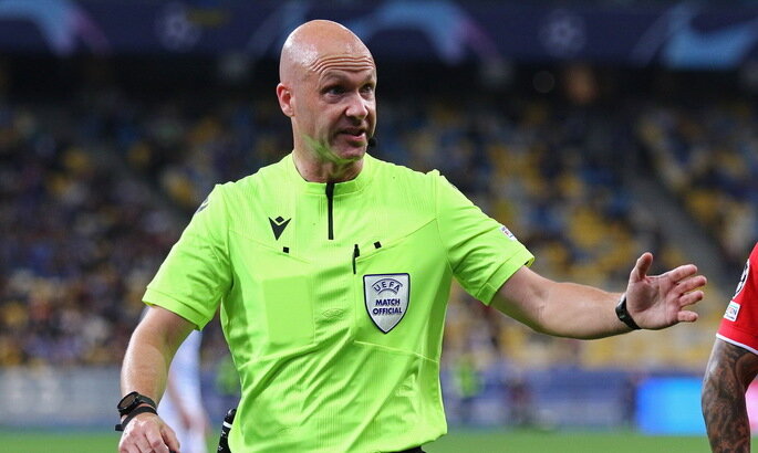 Тэйлор Энтони. Главный арбитр данного матча.