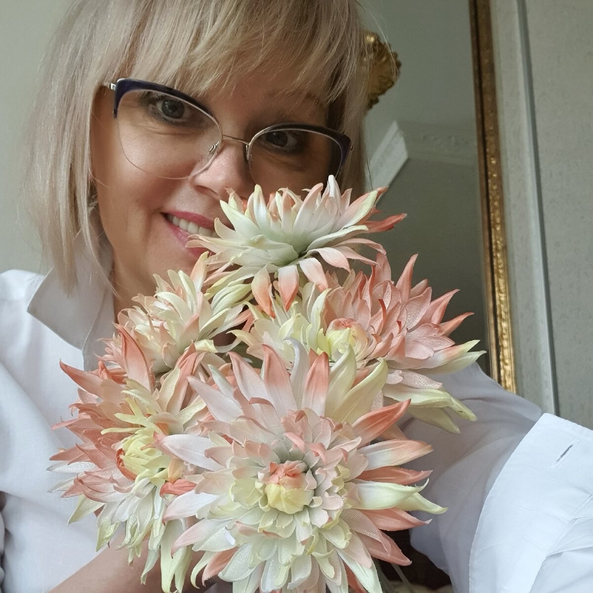 ИСТОРИЯ О СЧАСТЬЕ 
Когда мы дарим или покупаем цветы, то нам хочется, чтобы они были с историей.

Конечно, можно об этом где-нибудь почитать. А можно заложить свой смысл, как когда-то давно сделала моя бабушка.

У неё в палисаднике росли красивейшие, похожие на солнышко астры.

Как-то раз она сорвала их, занесла в дом, поставила в стеклянную банку и сказала: «Они приносят счастье».
Я тогда этим словам удивилась, но мне это так запомнилось.
Спустя много лет, когда я уже сама начала делать цветы из шелка, решила воссоздать тот самый образ астр из бабушкиного палисадника.

И сегодня для меня АСТРА не просто символ красоты, скромности и очарования, а цветок с мощной установкой к счастью, именно благодаря бабушке.
И этот посыл я несу через года, через жизнь. И это не просто слова.

Действительно работает.

В моих букетах из шелка только счастливые истории. В них установки на: добро и любовь, счастье и гармонию, удачу и спокойствие, женственность и привлекательность, внутренние ценности и безграничные возможности, успех и процветание.
Смотрите, выбирайте цветы по ссылке в шапке профиля.

Возможно, с моим букетом вы начнете писать свою счастливую страничку!

А в вашей жизни есть цветы, которые связаны с красивыми историями?