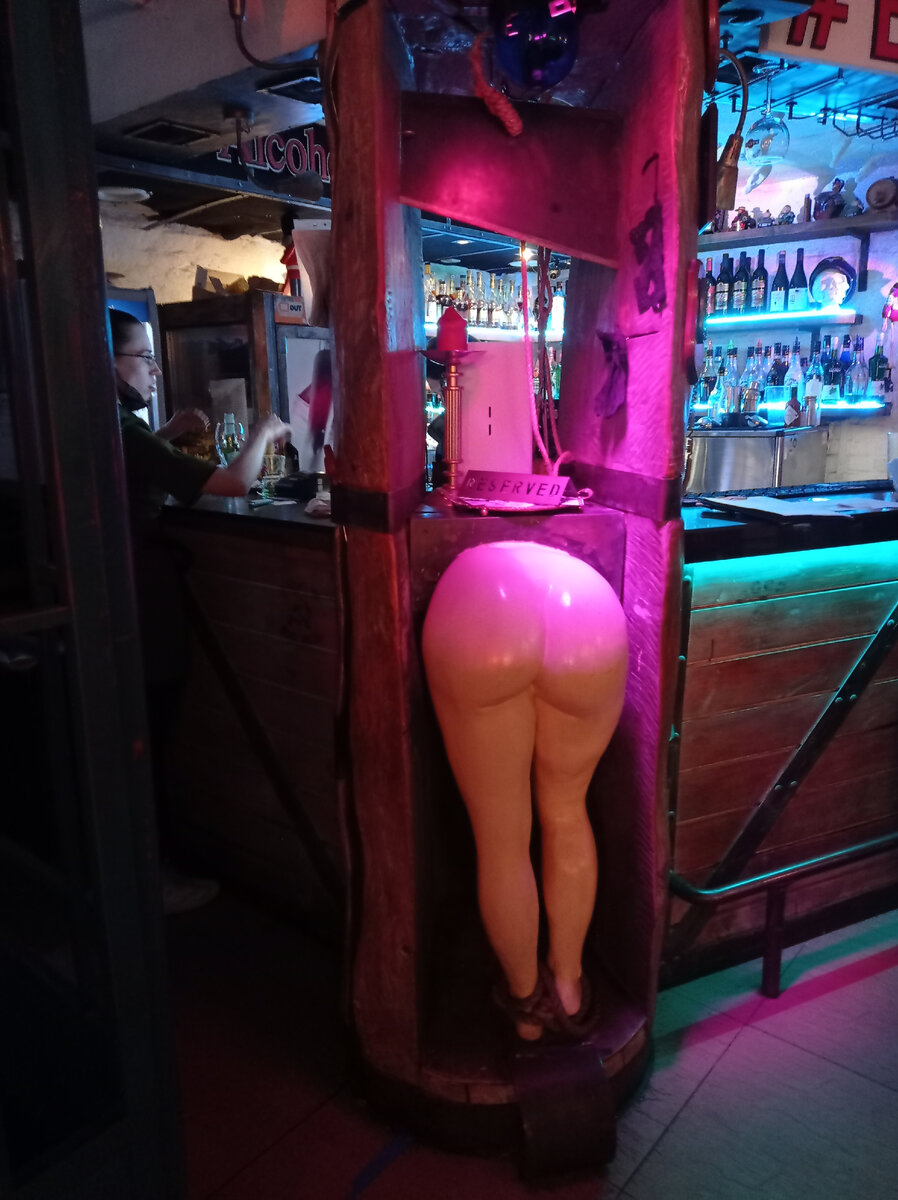 Эта композиция -  первое что вы увидите, зайдя в заведение. Легенда гласит, что для удачи ее нужно тщательно потереть...