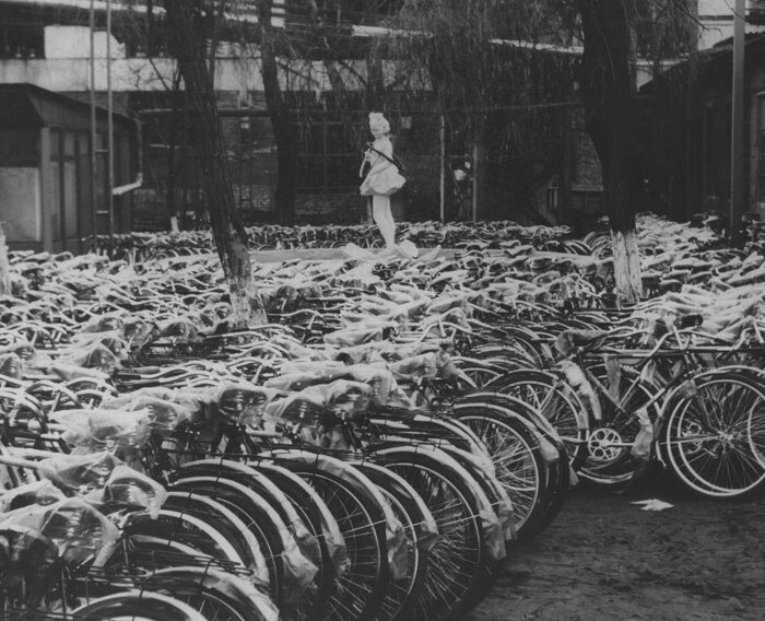 "Затоваривание" велосипедами на Харьковском Велозаводе. Фото 1980-х годов из коллекции Веломузея Андрея Мятиева.