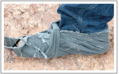 Рис. 2-2. Обувь, обмотанная шарфом.