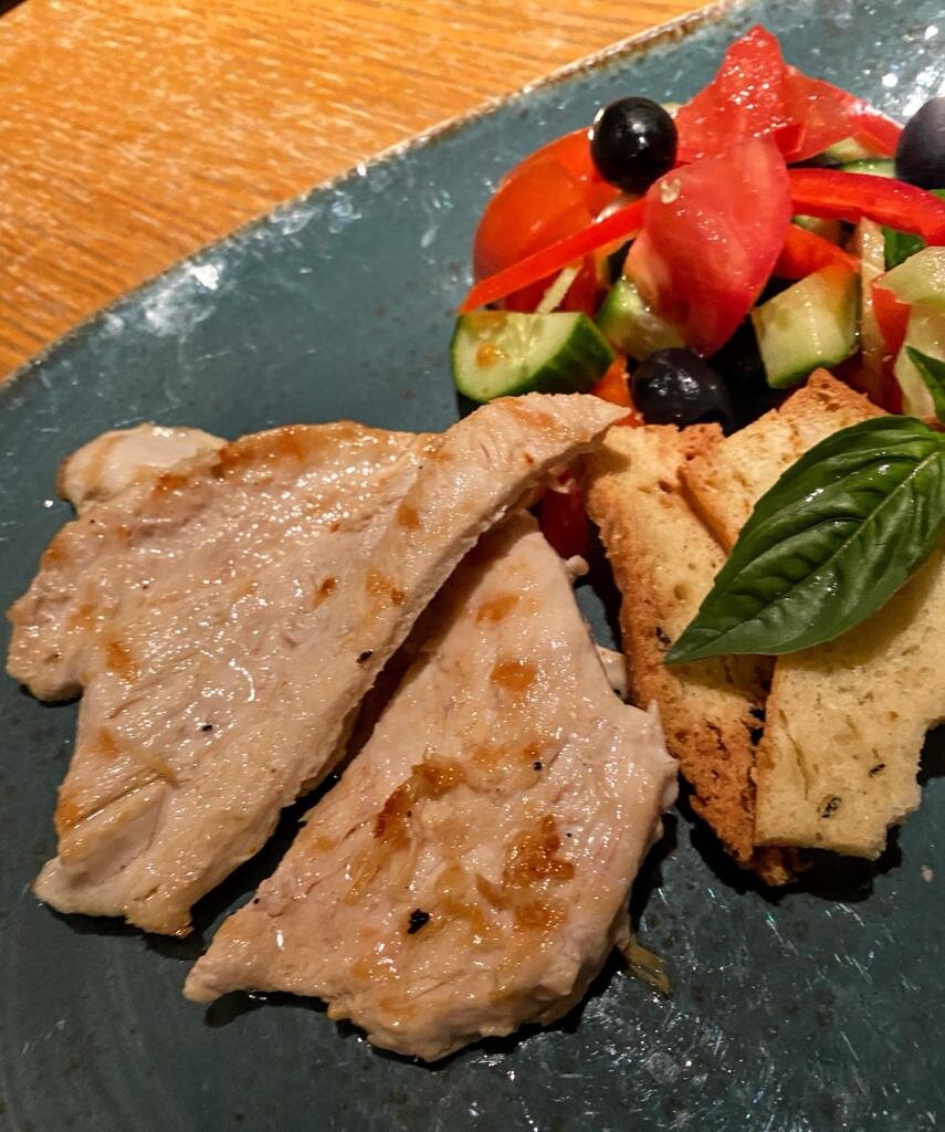 Грудка, овощи, масло, гренки. 