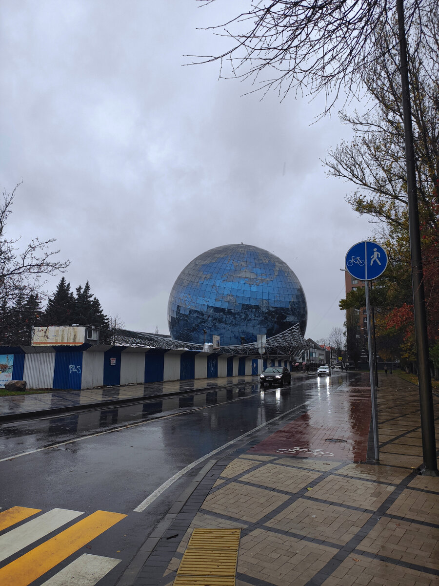 Этот шар это новое будущее здание музея.