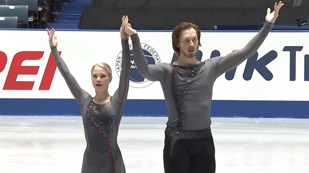 Серебряные призеры Евгения Тарасова и Владимир Морозов (Россия) - 213,27 балла, в том числе короткая 75,78 балла, произвольная 137,49