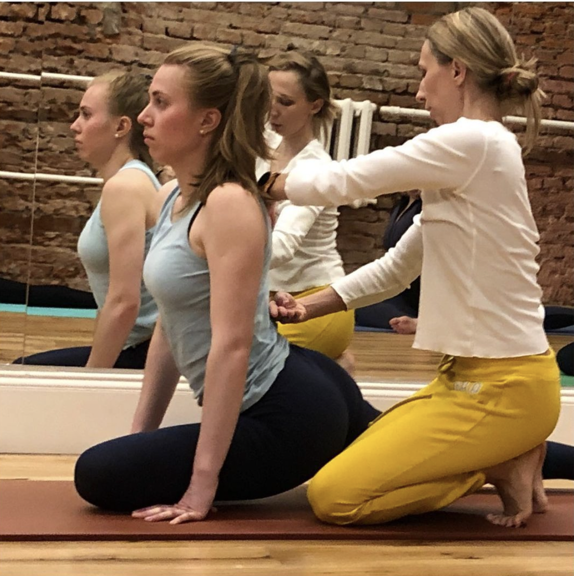 Ольга Мешкова на йогатерапии в Funny Studio