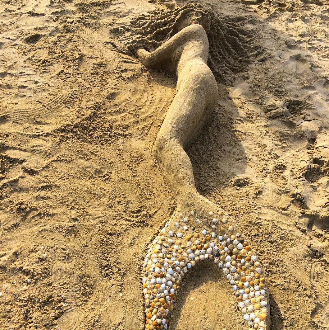 Песчаная скульптура руками отдыхающего на пляже