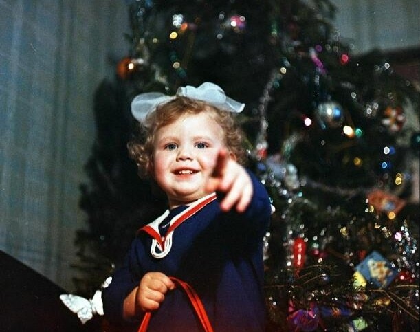 Девочка около новогодней елки, 1960-е годы. Автор фото - И. Шагин. Источник фото: russiainphoto.ru 