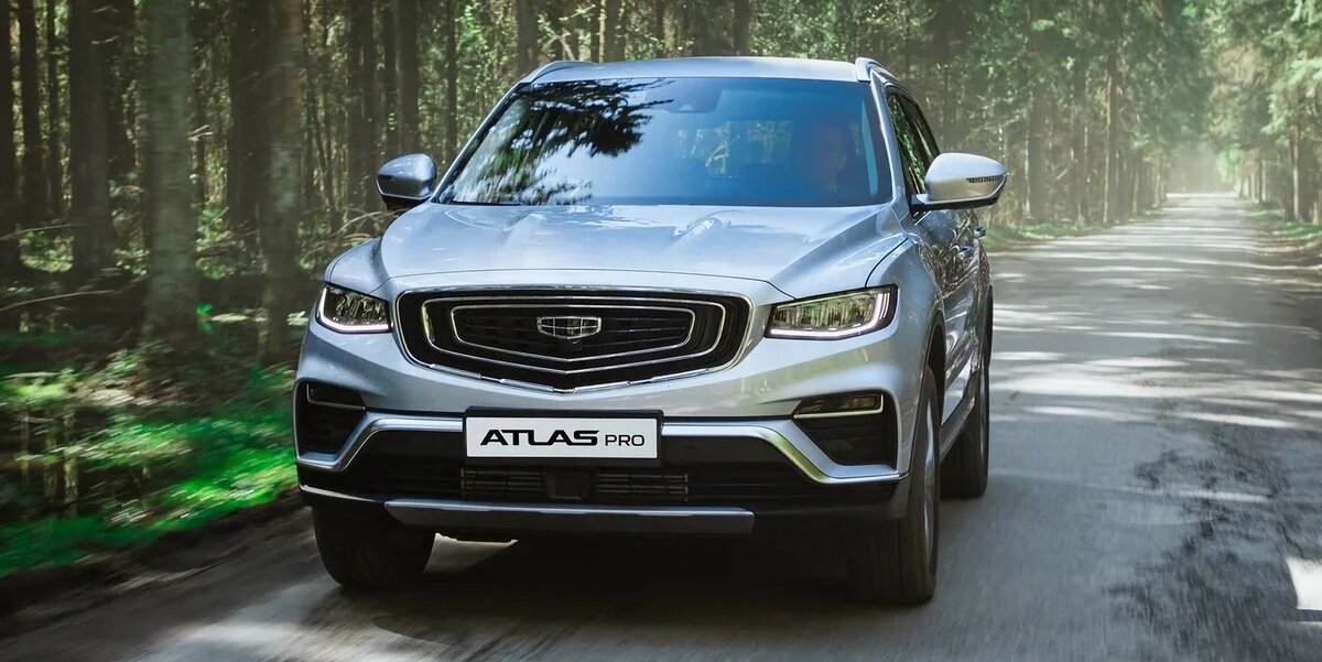 Geely Atlas Pro продаётся у нас с сентября только в виде умеренного гибрида. Сейчас цены лежат в диапазоне 2 064 990–2 229 990 рублей. Бензиновая турботройка 1.5 (177 л.с., 255 Н•м) с 48-вольтовой системой EMS, семиступенчатый «робот» и полный привод альтернативы не имеют.