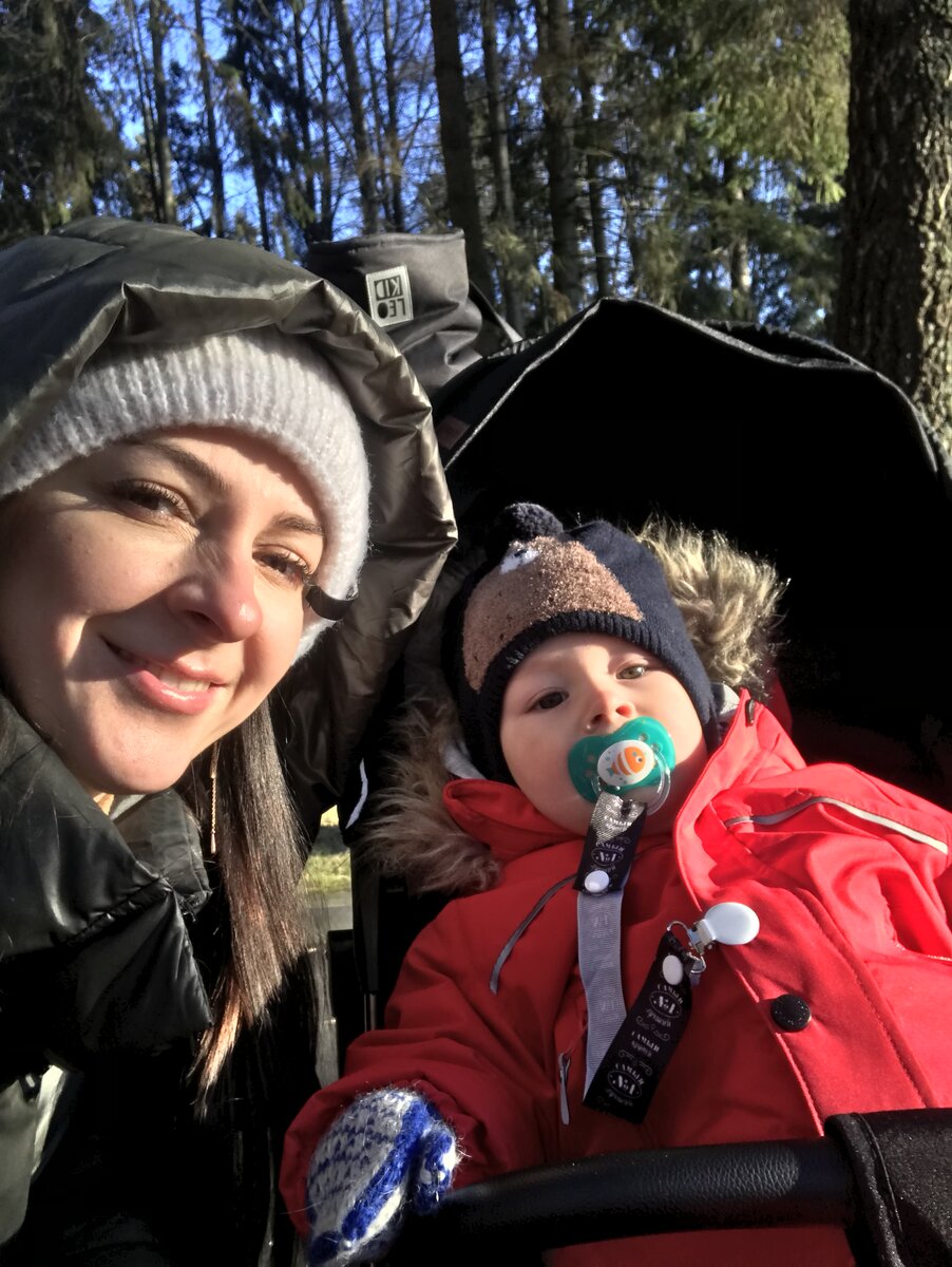 Зима это прекрасно, каждый раз на прогулке похож на снеговика с носом морковкой