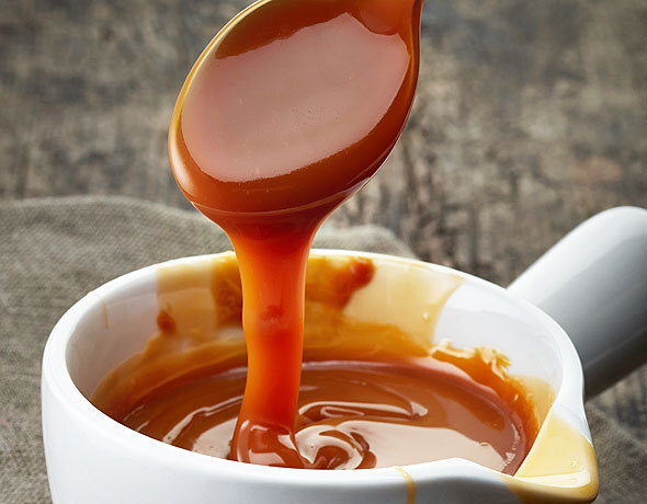 тягучая карамель. карамель в баночке. соленая карамель. карамельные изделия. карамель тянется.