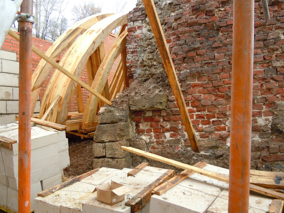  8 января 2012 г. Уже и 2012 год, а бар в Кладовой башне всё живёт. Присмотримся к нему пристальней. У входа видим различные финтифлюшки. Особенно к месту пара урн.-33