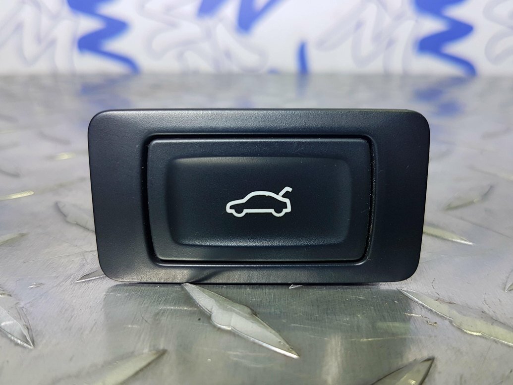 Кнопка открывания багажника автомобиля. Фото из открытых источников