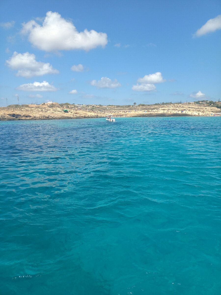 Чистейшее море острова Лампедуза.