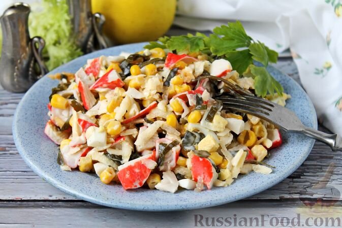 крабовые палочки, сыр твёрдый, кукуруза консервированная, капуста морская, яблоко, яйца, майонез, соль, зелень
